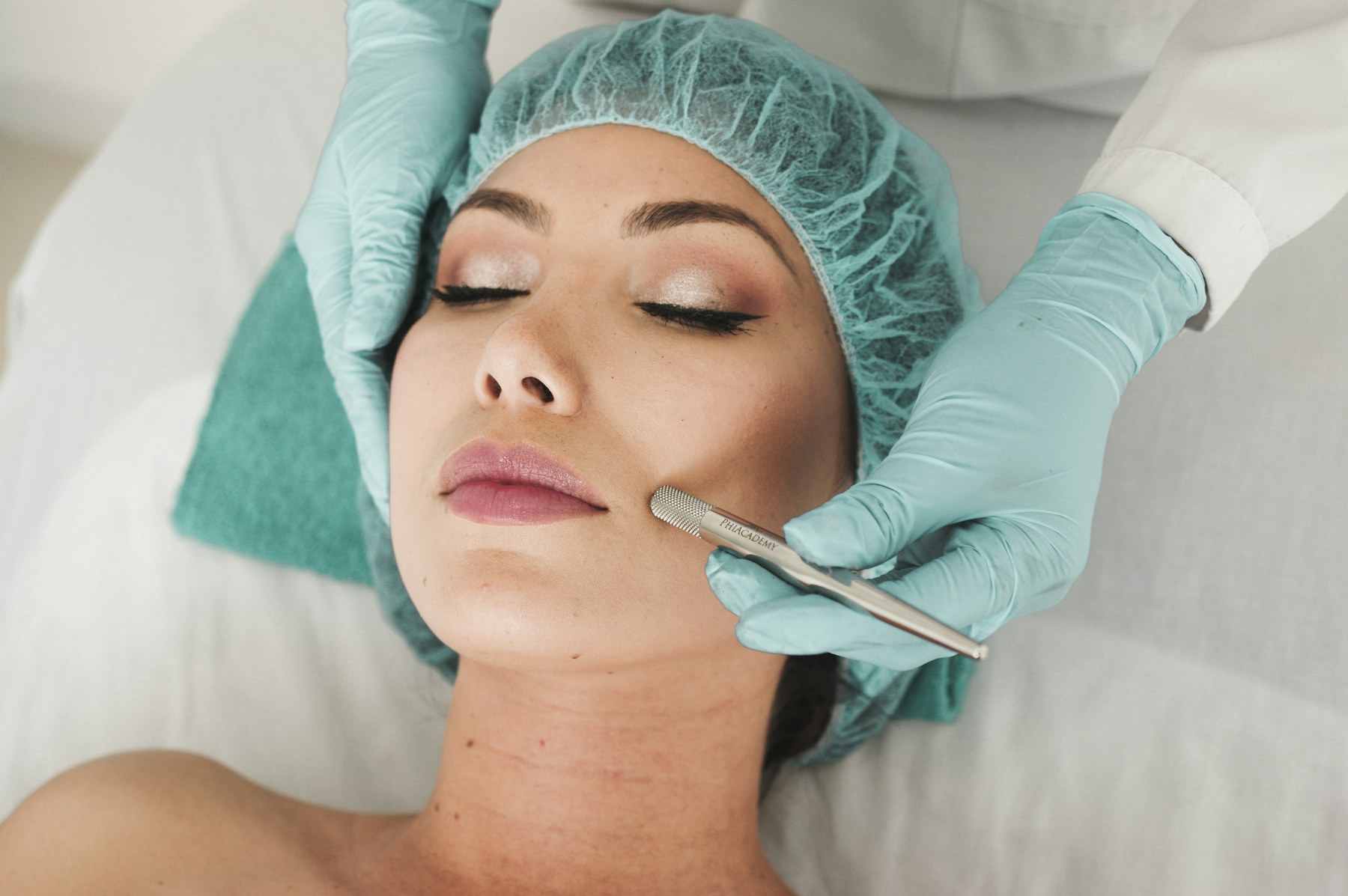 Cliente recebendo procedimento estético facial